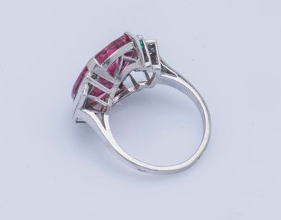 null Platinum ring (950 ‰) set with a pale pink spinel unheated (weak presence of...