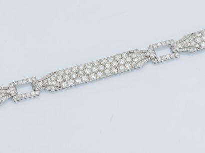 Attribué à la maison Théodule BOURDIER vers 1910 Bracelet ruban articulé en platine...