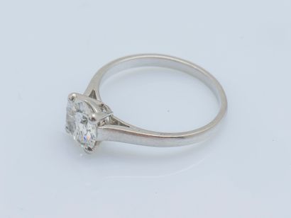 null 
Bague solitaire en platine (950 ‰) ornée d’un diamant demi-taille pesant 1,20...