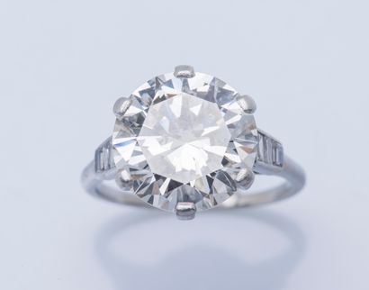 null Bague solitaire en platine (950 ‰) ornée d’un diamant taillé en brillant à colette...