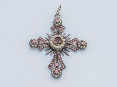 null Silver cross pendant (800 ‰) of pattee and radiating form, cusped set with garnets...