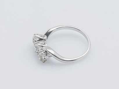  Bague jarretière en or gris 18 carats (750 ‰) ornée de trois diamants de taille...