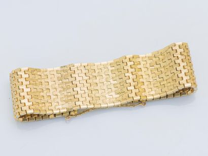  NON VENU Bracelet ruban articulé en or jaune 18 carats (750 ‰) les maillons crénelés...