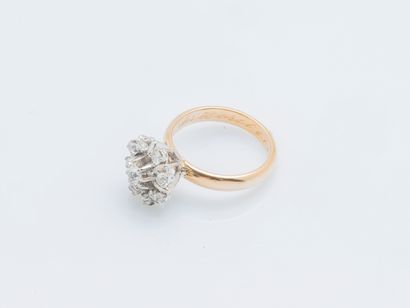  An 18K (750 ‰) yellow gold and 18K (750 ‰) white gold flower ring adorned with an...