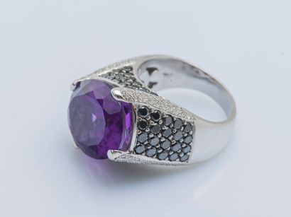  An 18K (750 ‰) white gold dome ring adorned with an oval amethyst weighing approximately...