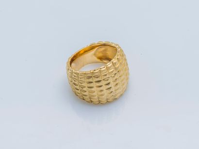  An 18K (750 ‰) yellow gold domed band ring engraved with a diamond point design....