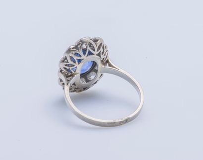 null An 18K (750 ‰) white gold and platinum (950 ‰) flower ring adorned with an approximately...