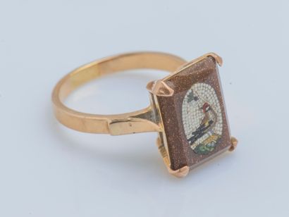  18K (750 ‰) yellow gold ring adorned with a rectangular micro-mosaic depicting a...