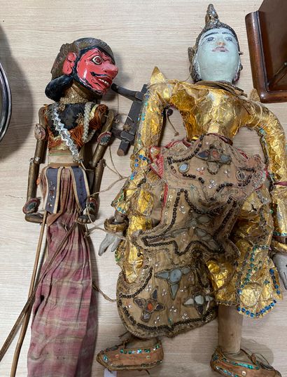 null Lot comprenant : 

- Une marionnette indonésienne en bois peint polychrome et...