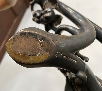 null CHRISTOFLE, 

Jardinière de table en bronze argenté à décor de putti (manque...