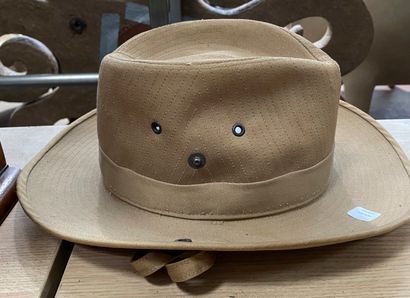 null Lot comprenant deux chapeaux africains en cuir et corde tressée et un chapeau...