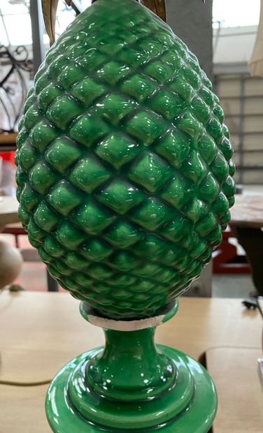 null Lampe ananas en céramique émaillée verte, monture en laiton doré

H : 53 cm...