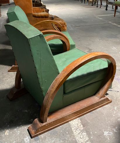 null Paire de fauteuils en bois vernis, garniture de simili cuir vert

Travail Art...