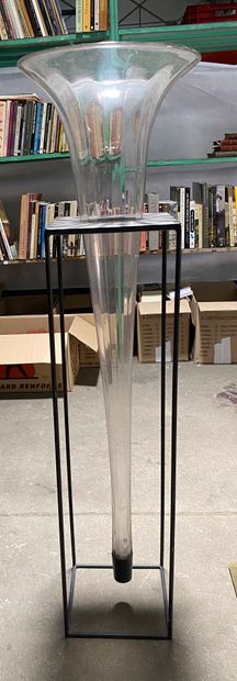 null Important vase soliflore en verre reposant sur un socle en métal laqué noir

H...