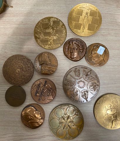 null Lot de 12 médailles en bronze de la Monnaie de Paris sur le thème des sciences...