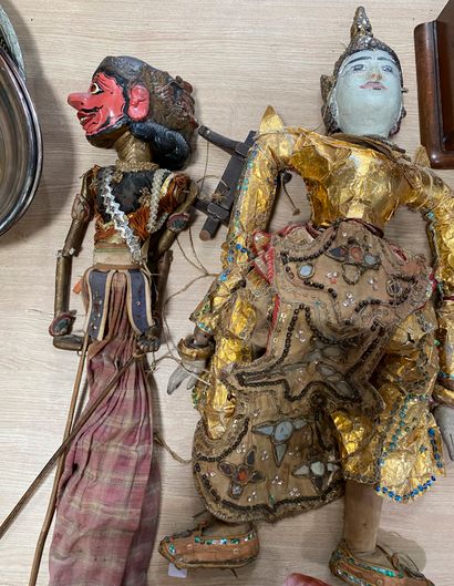 null Lot comprenant : 

- Une marionnette indonésienne en bois peint polychrome et...