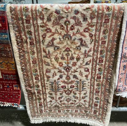 null Lot de quatre tapis : 

- Pakistan, tapis laine et soie, 145 x 72 cm

- Pakistan,...