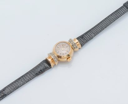 null Bracelet montre de dame, le boîtier en or jaune 18 carats (750 ‰) de forme ronde,...
