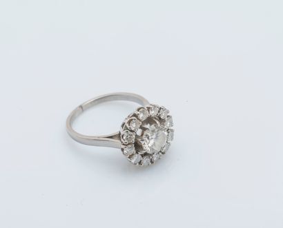 null Bague fleur en platine (950 ‰) sertie d’un diamant d’environ 1,10 carat entouré...