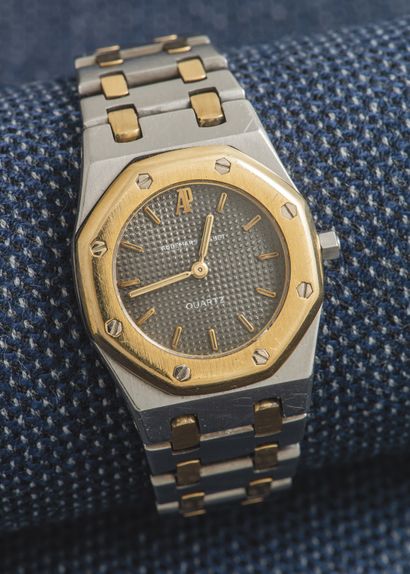 AUDEMARS PIGUET, vers 1990 Ladies' watch model Royal Oak n°1225-7211. Octagonal case...