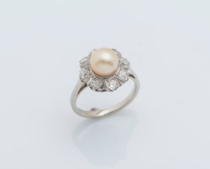 null Bague fleur en or gris 18 carats (750 ‰) et platine (950 ‰) ornée d’une perle...