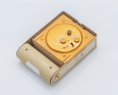 JAEGER, vers 1950 Pendulette réveil de voyage Memovox de forme carrée en métal doré...