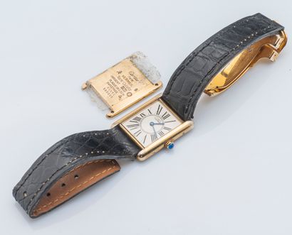 MUST de CARTIER Montre modèle Tank en vermeil (925 millièmes), le boîtier rectangulaire...