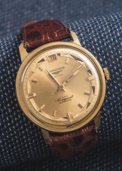 LONGINES, vers 1960 Wristwatch model Conquest, round case in pink gold 18 carats...