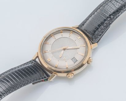 JAEGER-LECOULTRE, années 1960 Memovox alarm watch. Round case in 10K yellow gold...