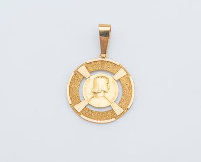 null Pendentif circulaire en or jaune 18 carats (750 ‰) orné d’une médaille figurant...