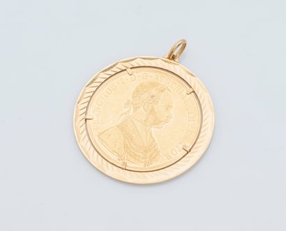 null Pendentif en or jaune 18 carats (750 ‰) serti d’une pièce de 4 ducats 1915 François-Joseph...