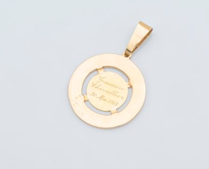 null Pendentif circulaire en or jaune 18 carats (750 ‰) orné d’une médaille figurant...