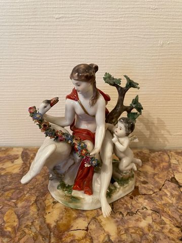  Polychrome porcelain group representing Leda and the swan 
H : 14 cm