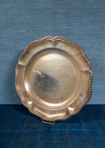 null Suite of two oval dishes, a round dish and a sauceboat in silver, figured, contours...