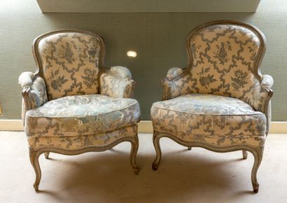 null Pair of cabriolet bergères in molded wood and grey lacquered

Louis XV period

Upholstered...