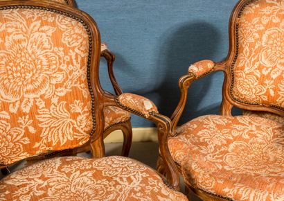 null Suite of four cabriolet armchairs and two chairs in molded and carved natural...