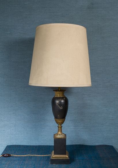 Lamp in black lacquered metal forming a baluster...