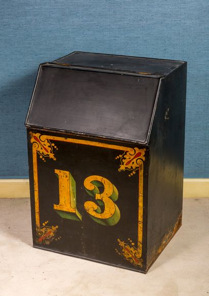 null Important box in black lacquered sheet metal decorated with the number 13 

67...