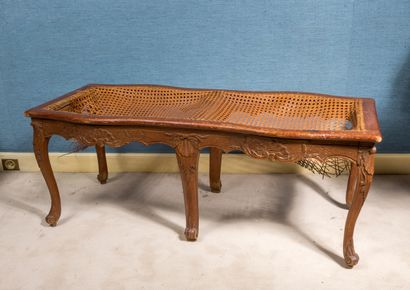 null Pair of caned benches in natural wood, molded and carved with shells, acanthus...