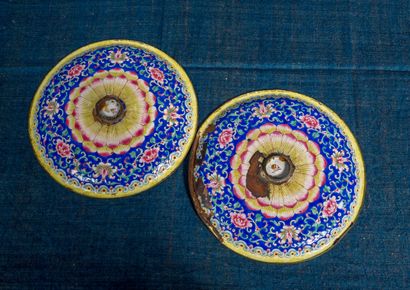 null Pair of cups on pedestal, in enamels of the pink family on copper, decorated...