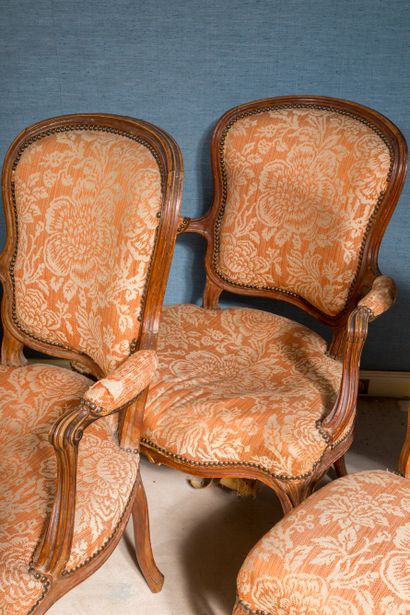 null Suite of four cabriolet armchairs and two chairs in molded and carved natural...