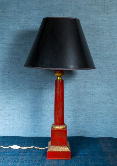 Lamp stand in red lacquered metal forming...