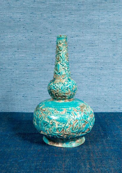 null Vase soliflore en terre cuite émaillée turquoise à décor de scènes équestres...