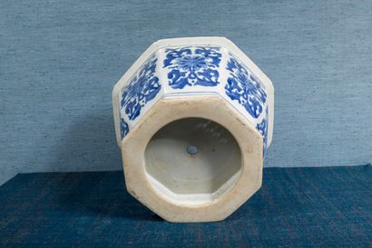 null Octagonal blue-white porcelain planter, decorated with flowers and stylized...