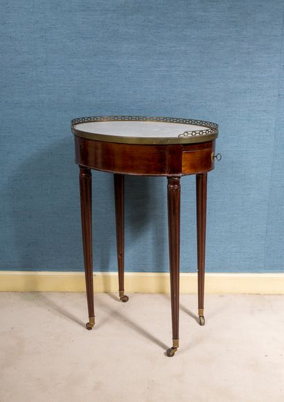 Mahogany and mahogany veneer oval table on...