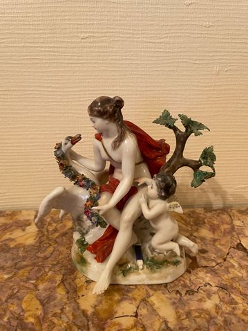  Polychrome porcelain group representing Leda and the swan 
H : 14 cm