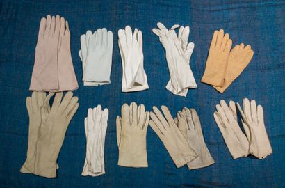 null Important lot d'environ 20 paires de gants de femme en daim et cuir