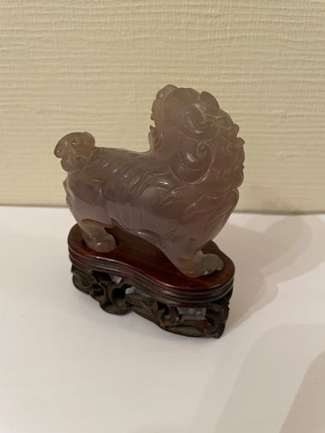 null Sujet en agate représentant un lion bouddhique debout, la tête vers l’arrière.

Chine,...