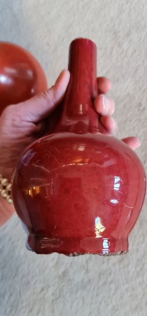 null Vase bouteille à panse arrondie et long col, émaillé sang-de-bœuf.

Chine, XIXe...