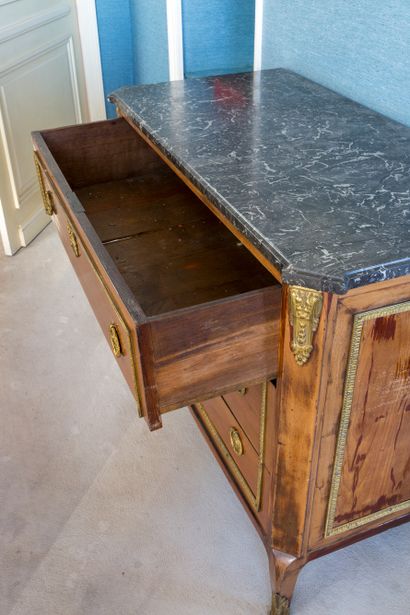 null Petite commode de forme droite en placage d'acajou ouvrant par trois tiroirs...